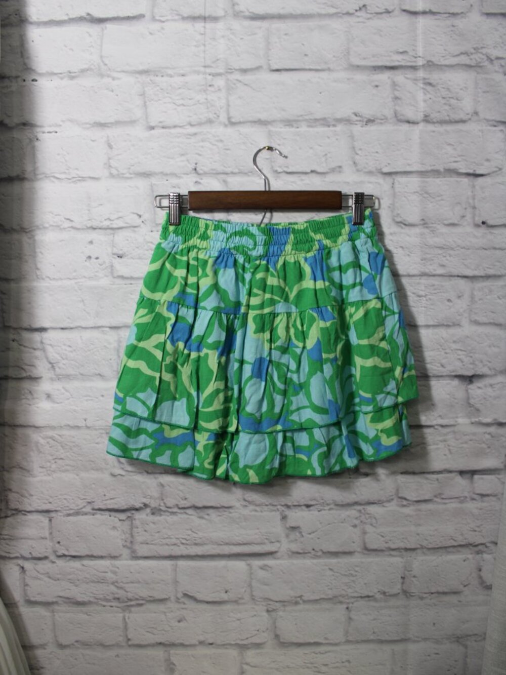 Show Me Your MUMU Nat Small Vibrant Green Poppy Tiered Ruffle Preppy Skort - Picture 5 of 8
